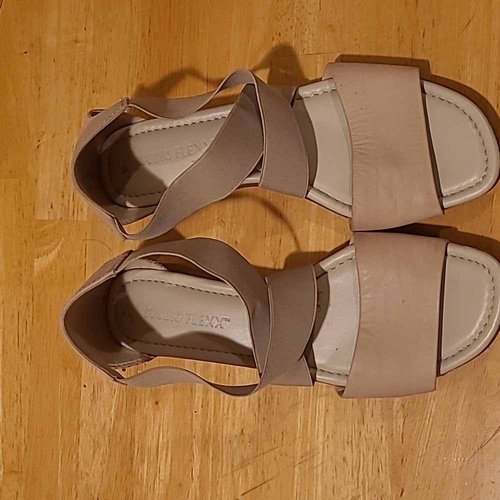 Studio Flexx beige sandals size 9